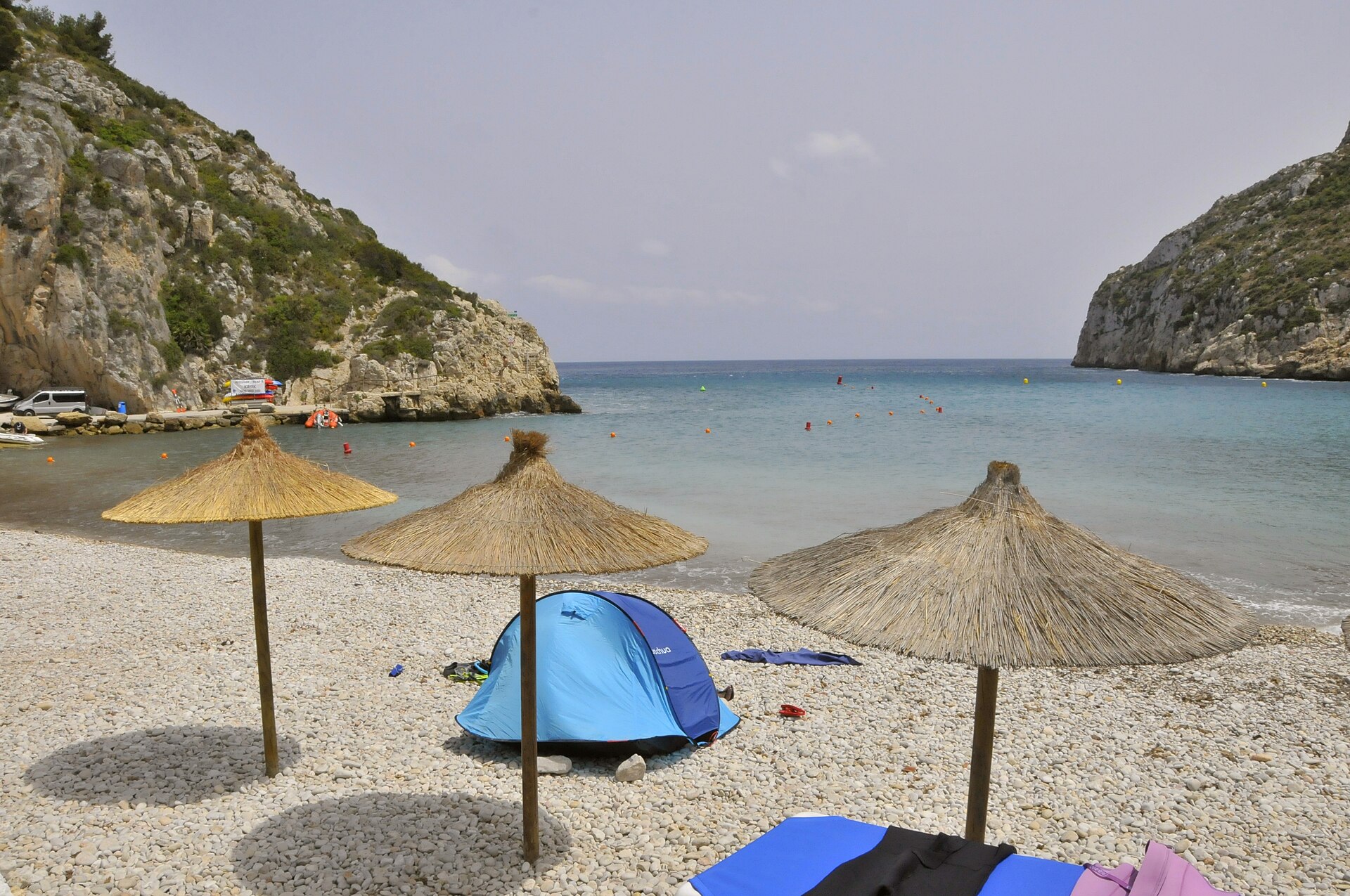 Cala Granadella in Jávea met kiezelstrand en turquoise water