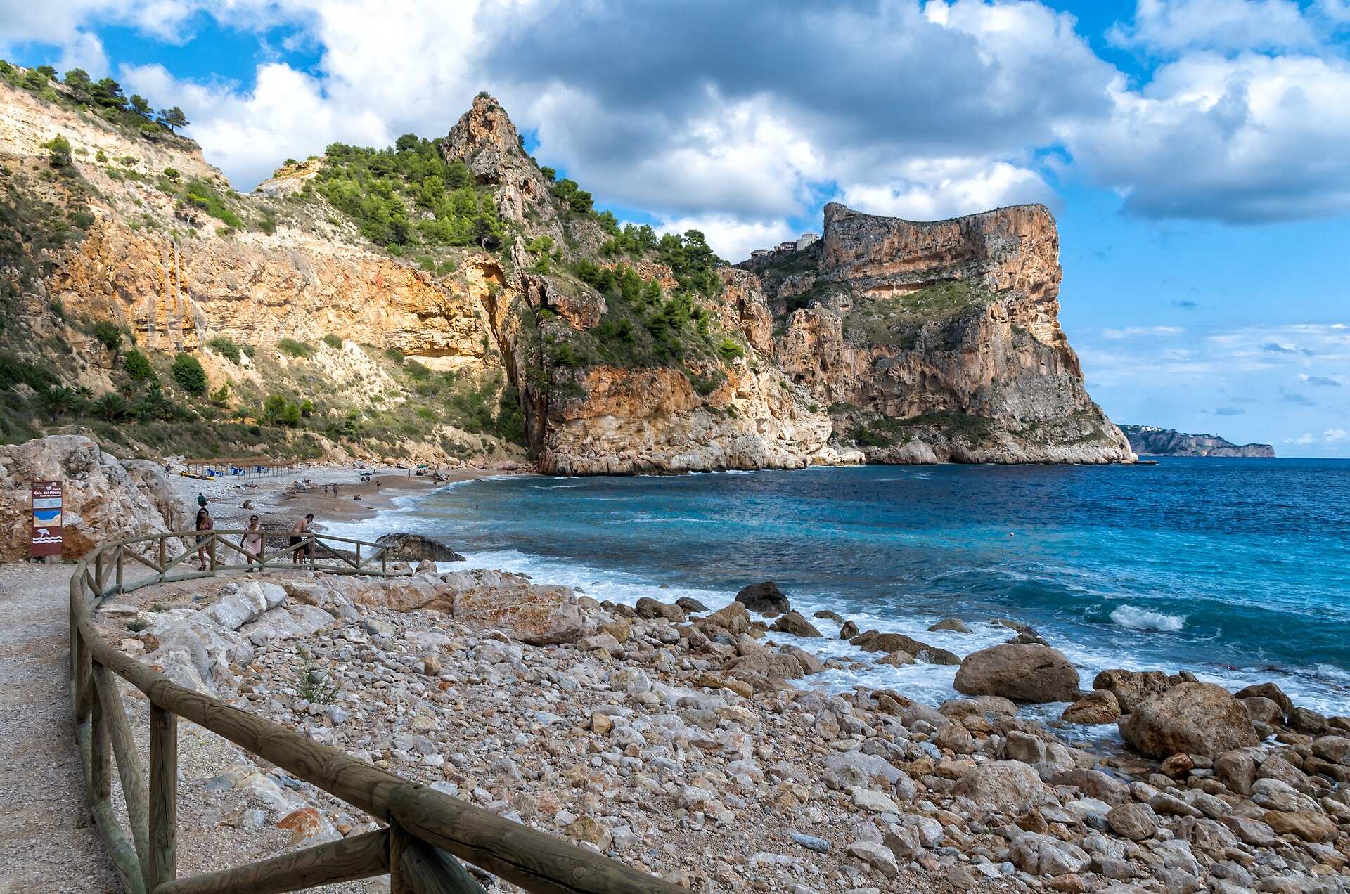 Cala del Moraig bij Benitachell met helder water en rotsachtige kliffen