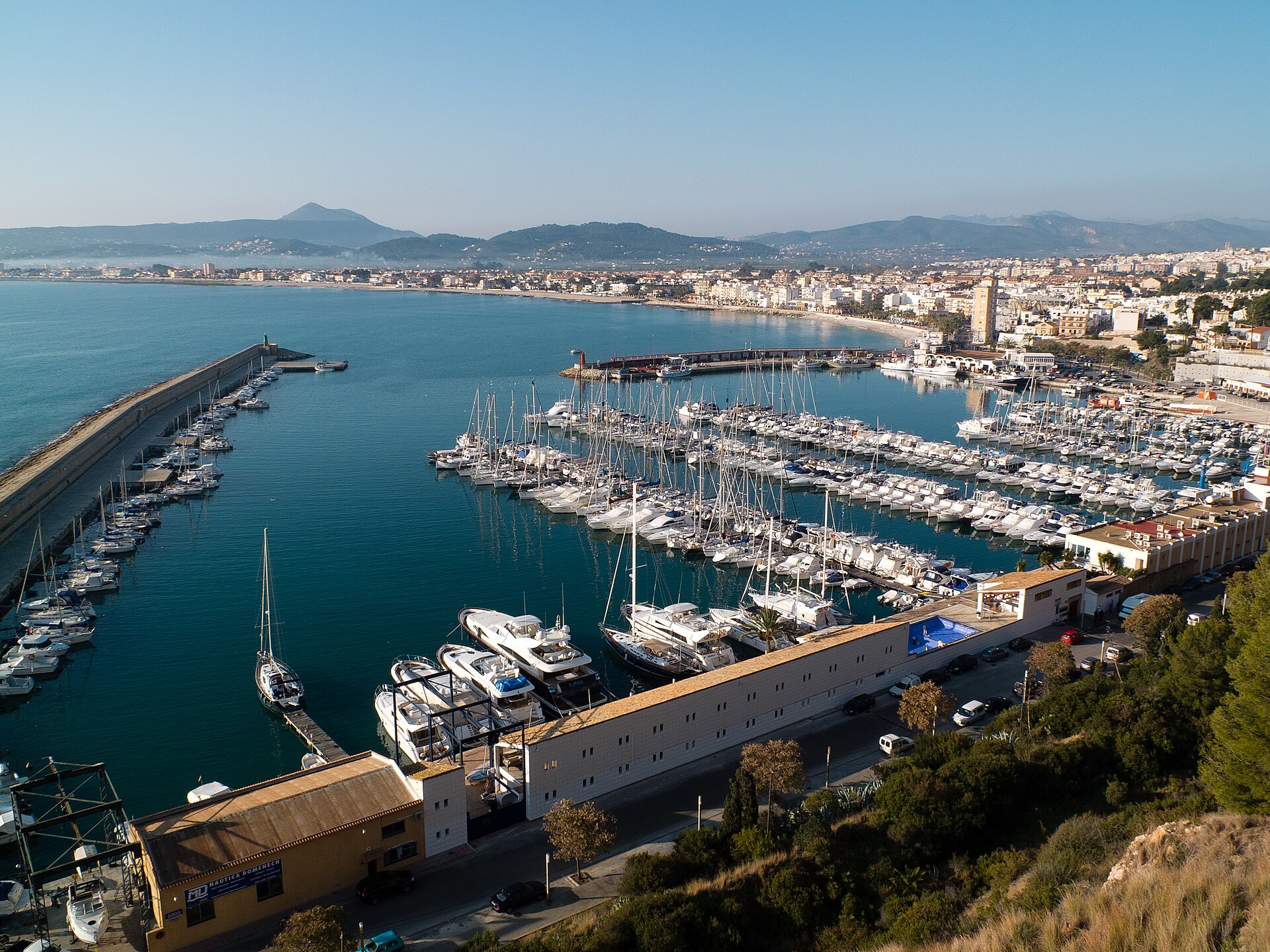 Haven en kustlijn van Jávea aan de Costa Blanca