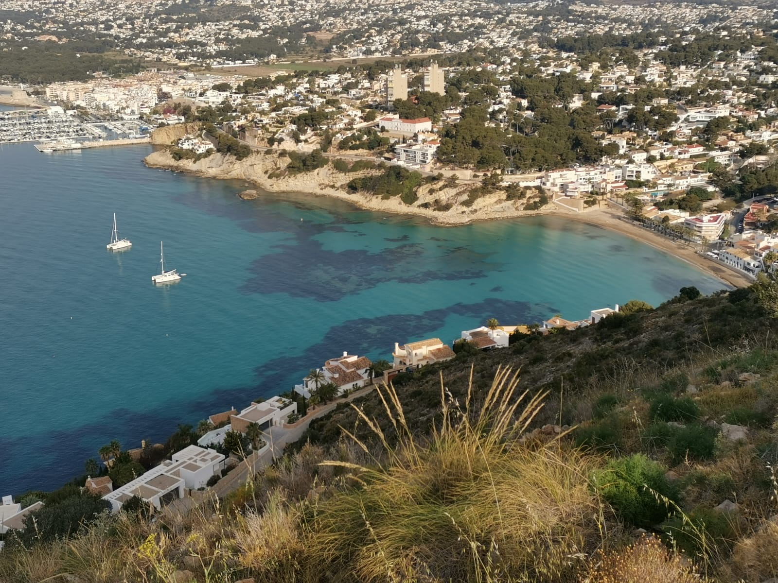 Baai van Moraira met El Portet en turquoise zee